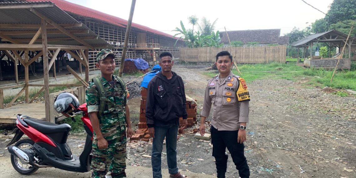 Sinergitas Bhabinkamtibmas Polsek Cireunghas Bersama Babinsa Laksanakan Sambang di Wilayah Binaan