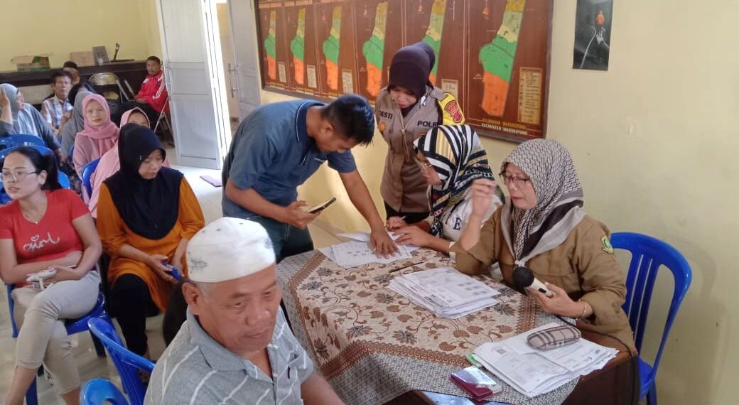 Bhabinkamtibmas Polwan Monitoring Pembagian Bansos Beras