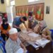 Bhabinkamtibmas Polwan Monitoring Pembagian Bansos Beras