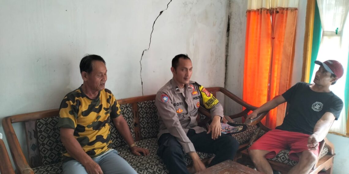 Jalin Sinergitas, Bhabinkamtibmas Jayaraksa sambang ajak warga antisipasi gukamtibmas