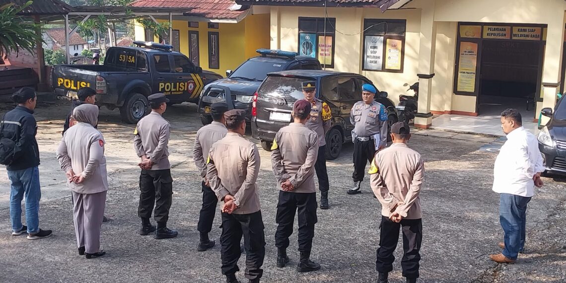 Apel Pagi dan pengecekan kelengkapan personil polsek kadudampit sebagai bentuk kedisiplinan dan kesiapsiagaan Polsek Kadudampit