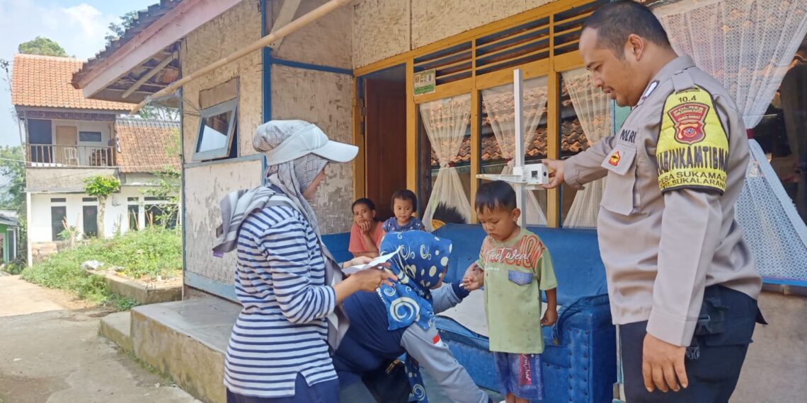 Bhabinkamtibmas Polsek Sukalarang Dampingi Giat Posyandu Dalam Rangka Cegah Stunting