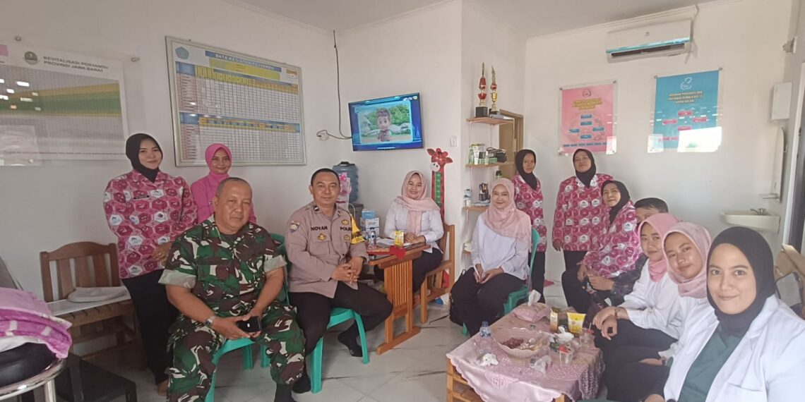 Bhabinkamtibmas Polsek Cikole Beserta Babinsa Monitoring Posyandu