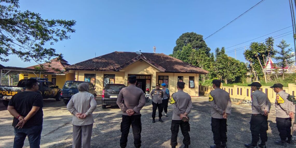 Apel Pagi dan Pengecekan Kelengkapan Personil Polsek Kadudampit sebagai Bentuk Kedisiplinan dan Kesiapsiagaan Polsek Kadudampit