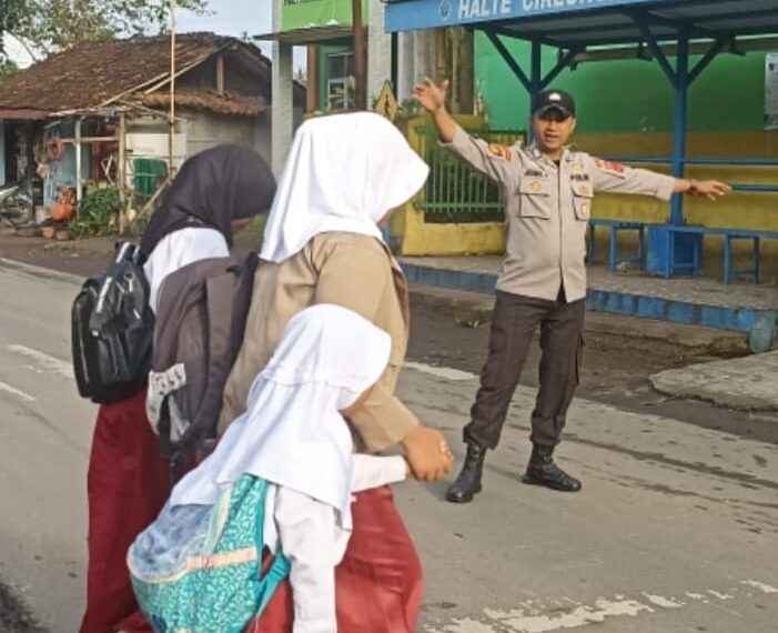 Wujudkan Keselamatan Berlalu Lintas, Unit Samapta Polsek Cireunghas Laksanakan Gatur Lalin Pagi Hari