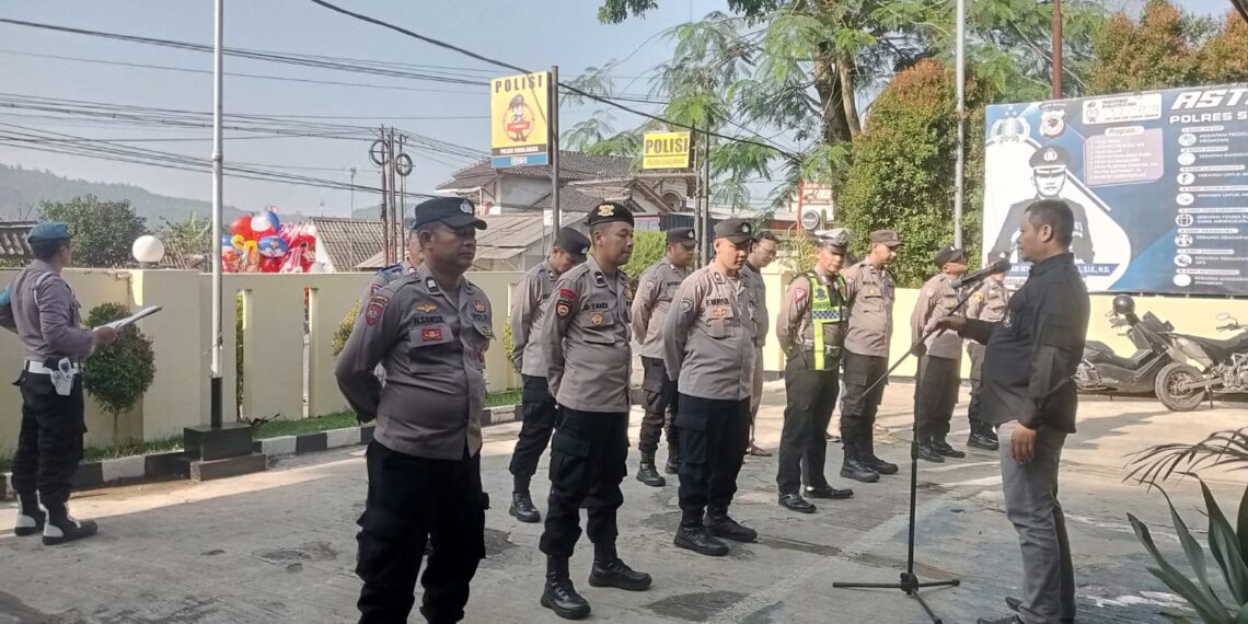 Pimpin Apel Pagi, Kapolsek Sukalarang Berikan Arahan Tentang Pentingnya Kedisiplinan