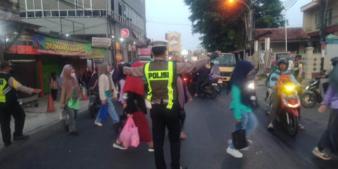 Antisipasi Kemacetan Pagi, Unit Lantas Polsek Sukalarang Melaksanakan Gatur Lalin Saat Jam Masuk Karyawan