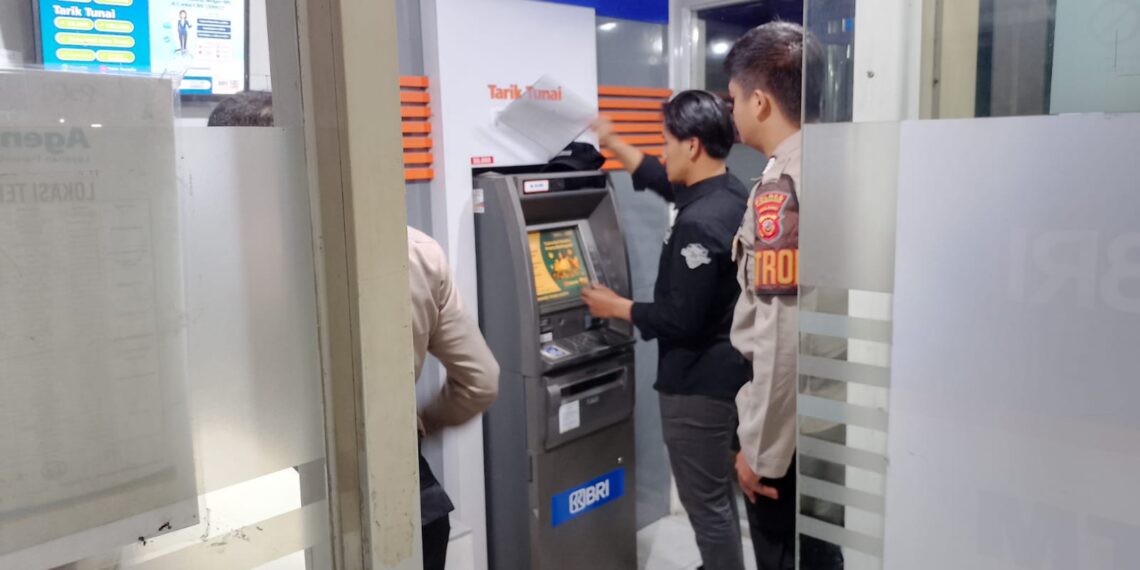 Pantau Dan Cek Mesin ATM oleh Anggota Patroli dan Bhabinkamtibmas Polsek Lembursitu