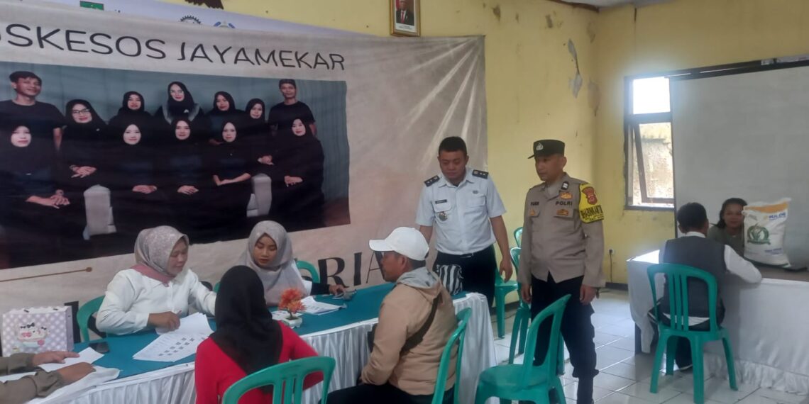 Jaga kondusif Bansos CPP Kota Sukabumi, Bhabinkamtibmas Jayamekar Monitoring Penyaluran di Aula Kelurahan Jayamekar