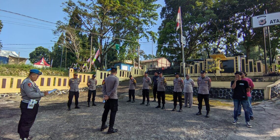 Apel Pagi dan Pengecekan Pelengkapan Personil Polsek Kadudampit sebagai Bentuk Kedisiplinan dan Kesiapsiagaan
