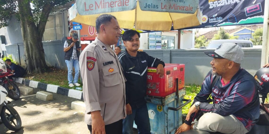 Polsek Cikole Laksanakan Patroli Dialogis Dengan Warga