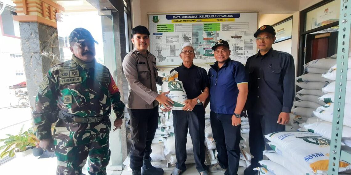 Sinergitas TNI-POLRI Bhabinkamtibmas Babinsa Kelurahan Citamiang Laksanakan Monitoring dan Pengamanan Penyaluran Bansos