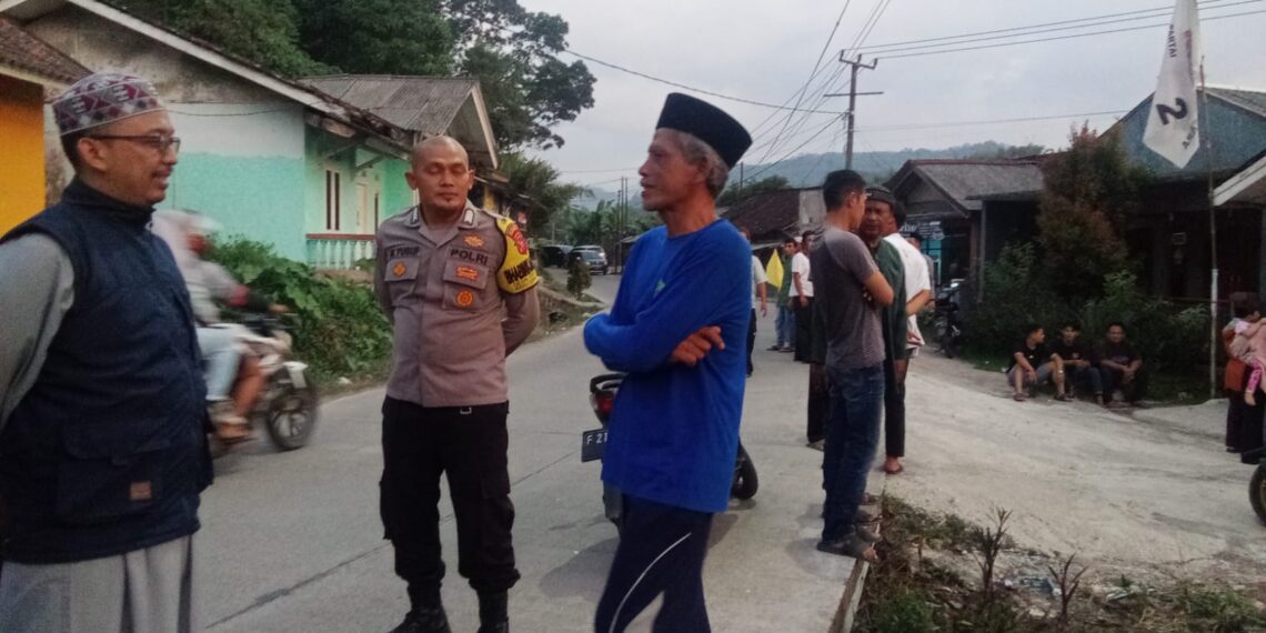 Bentuk Kepedulian, Bhabinkamtibmas Polsek Cireunghas Melayat Ke Rumah Warga yang Meninggal Dunia