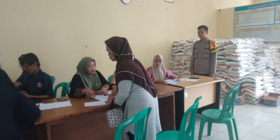 Bhabinkamtibmas Kelurahan Cikondang  Monitoring dan Pengamanan Penyaluran Bansos