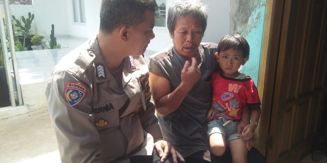 Monitoring Stunting Bhabinkamtibmas Polsek Kadudampit Laksanakan Sambang Warga Desa binaan