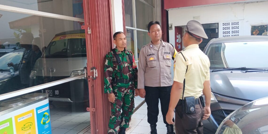 Cegah Aksi Kejahatan, Anggota Bhabinkamtibmas Berikan Himbauan Kamtibmas Kepada Security