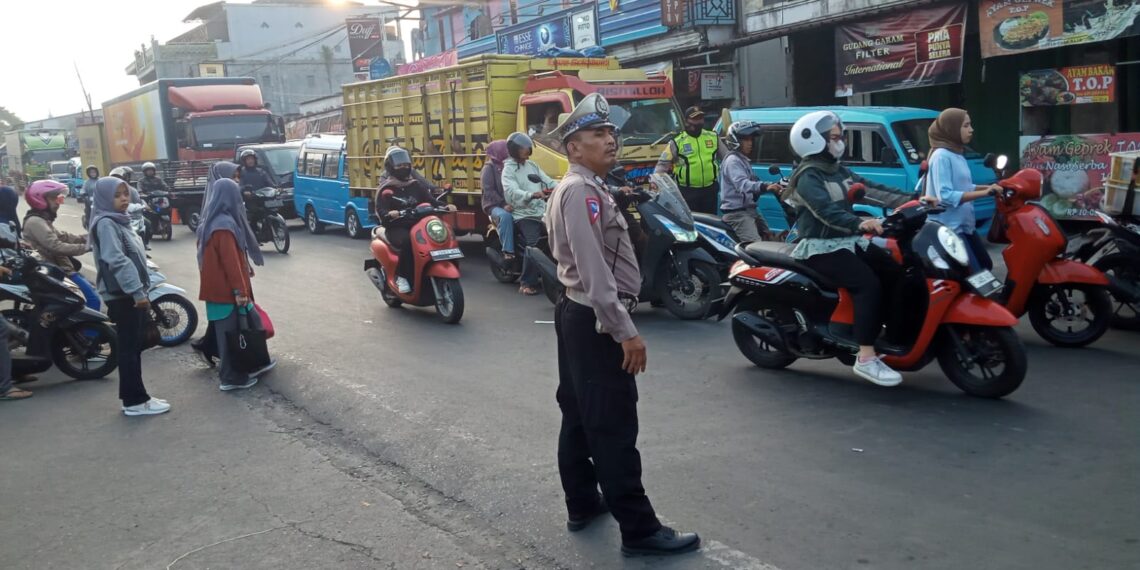 Antisipasi Kemacetan Pagi, Unit Lantas Polsek Sukalarang Laksanakan Gatur Lalin Saat Jam Masuk Karyawan