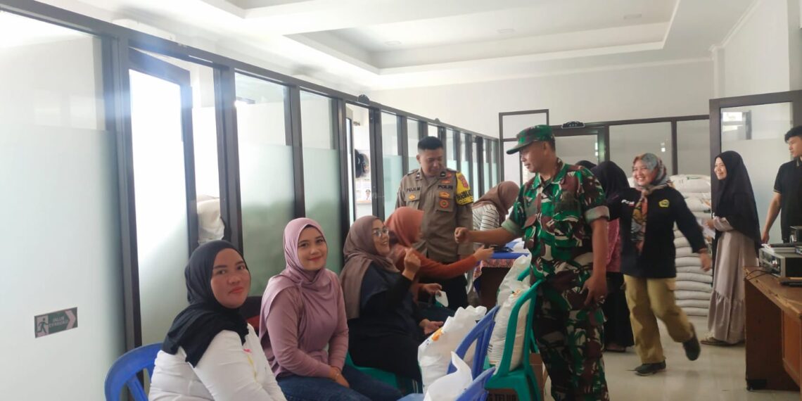 Sinegritas TNI-Polri Efektifkan Pengawasan Penyaluran Bantuan Pangan CPP Kelurahan Baros