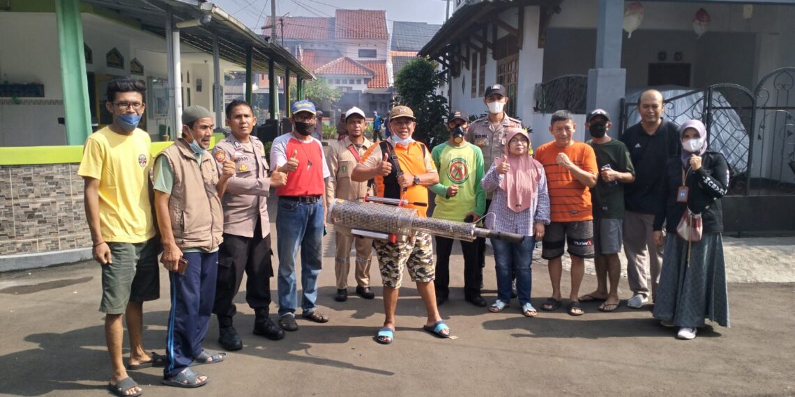 Aktif Jaga Lingkungan Sehat, Bhabinkamtibmas Jayaraksa Lakukan Pooging BTN Jayaraksa