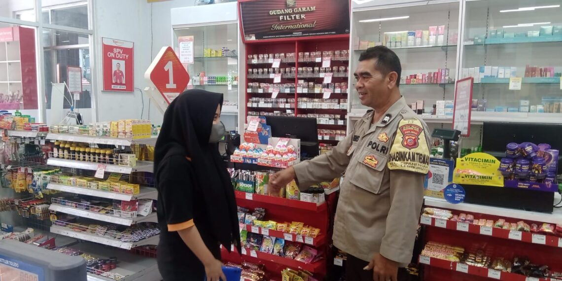 Polsek Sukalarang Patroli KRYD Sambangi Minimarket dan Mesin ATM serta Dialogis dengan Karyawan