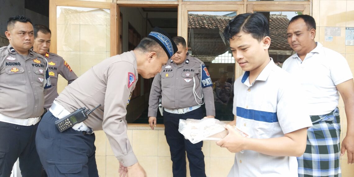 Polres Sukabumi Kota Bagikan Ratusan Nasi Kotak