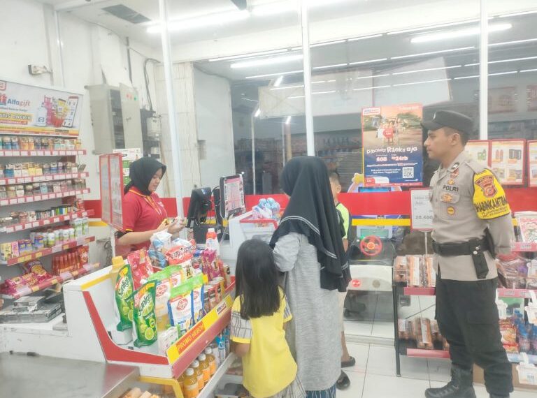 Polsek Kebonpedes Patroli Malam Sambangi Minimarket Antisipasi Gangguan Kamtibmas
