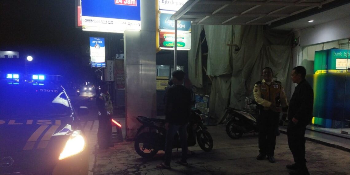 Patroli Malam Hari, Polsek Cikole Laksanakan Dialogis Dengan Satpam