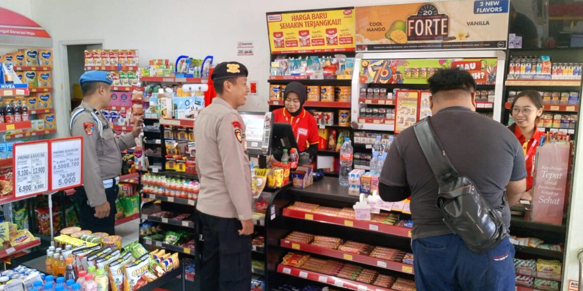 Sampaikan Himbauan Kamtibmas Kepada Karyawan Minimarket saat Patroli Siang