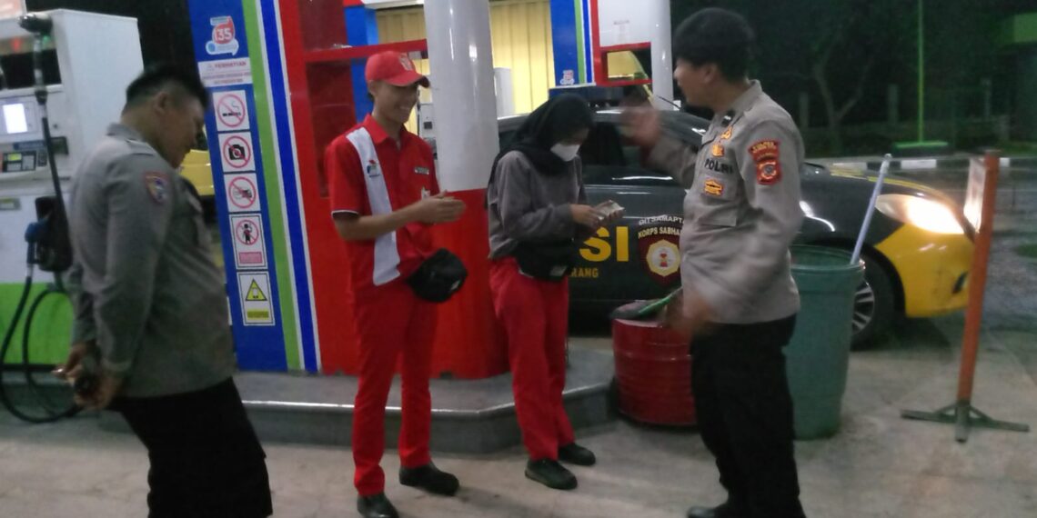 Anggota Patroli Polsek Sukalarang Laksanakan Patroli Malam Sambang SPBU