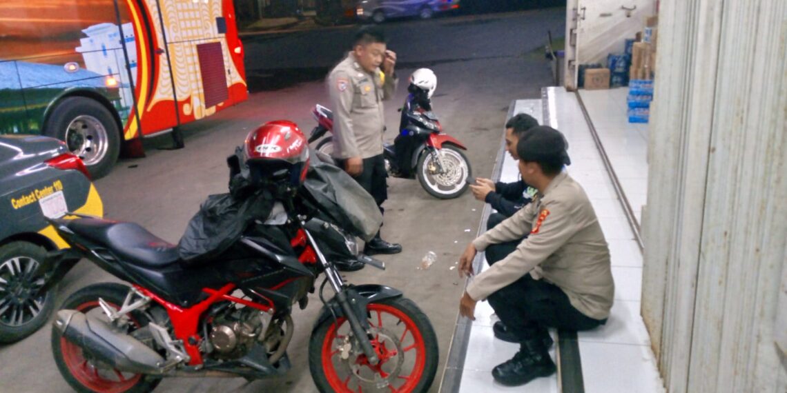 Personil Polsek Sukalarang Patroli Toko Minimarket dan Dialogis dengan Masyarakat