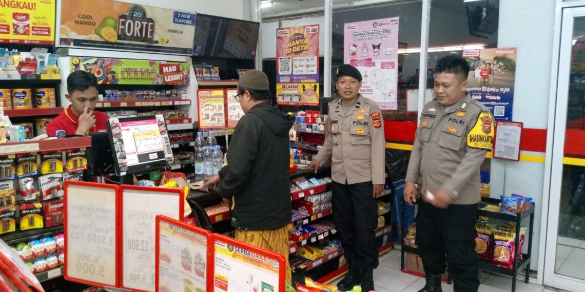 Anggota Samapta Polsek Sukalarang Laksanakan Patroli Malam Sambang Minimarket