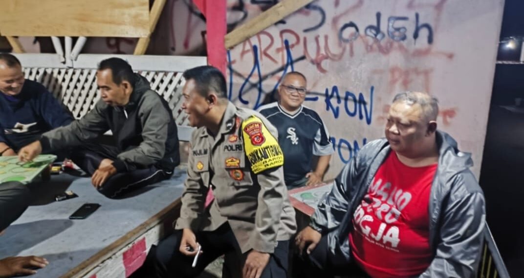 Jalin kemitraan Kamtibmas, Bhabinkamtibmas Baros sambangi Poskamling Kp. Caringin