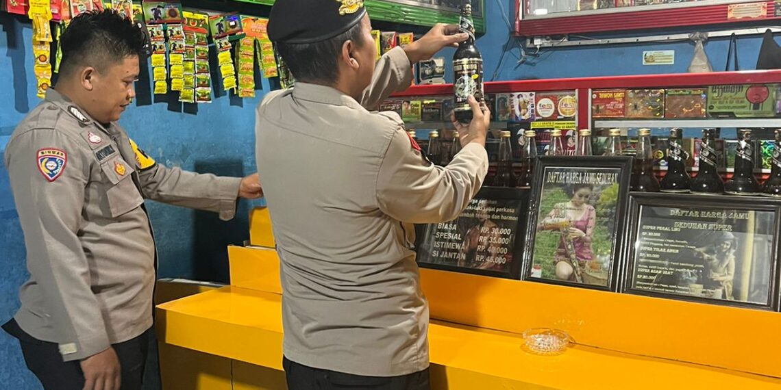 Cegah Peredaran Miras, Polsek Sukalarang Gencarkan Razia Miras Ke Kios – Kios Jamu