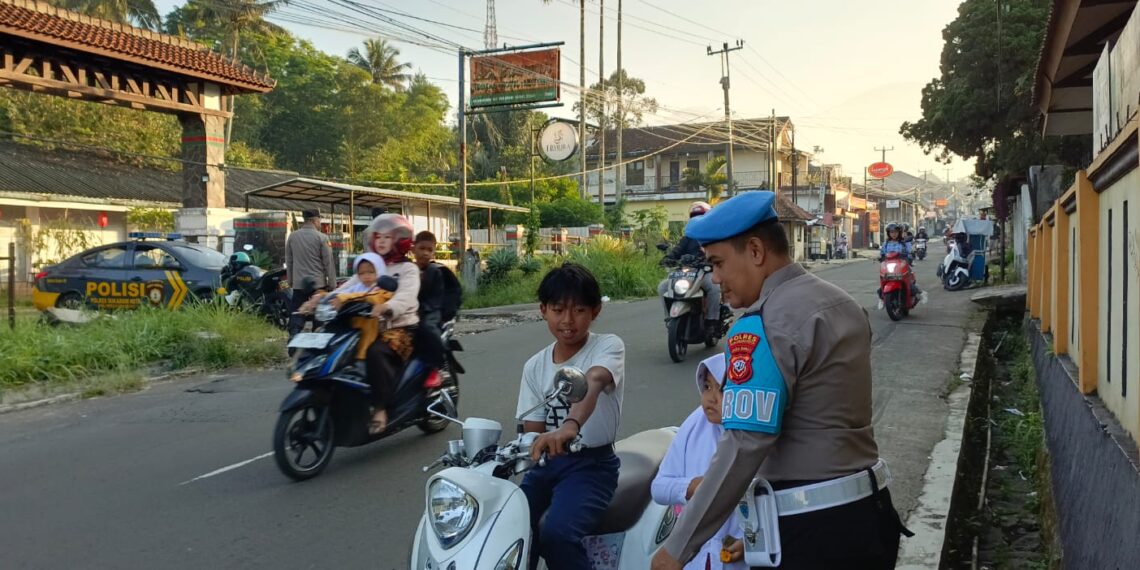 Ingatkan Pentingnya Penggunaan Helm Bagi Pengendara Sepeda Motor