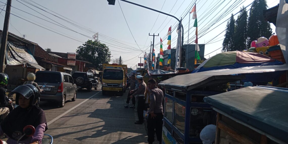 Personil Polsek Baros Tingkatan Pengaturan Pagi Samenan SDN CBM Baros Kencana