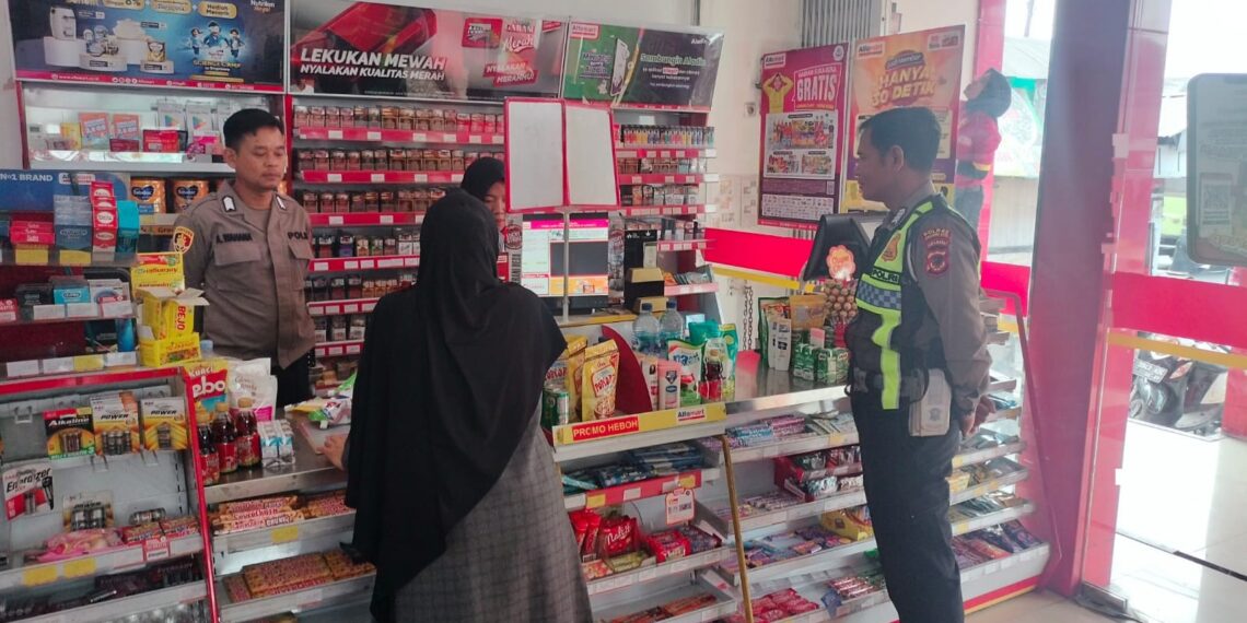 Sampaikan Himbauan Kamtibmas Kepada Karyawan Minimarket saat Patroli Siang