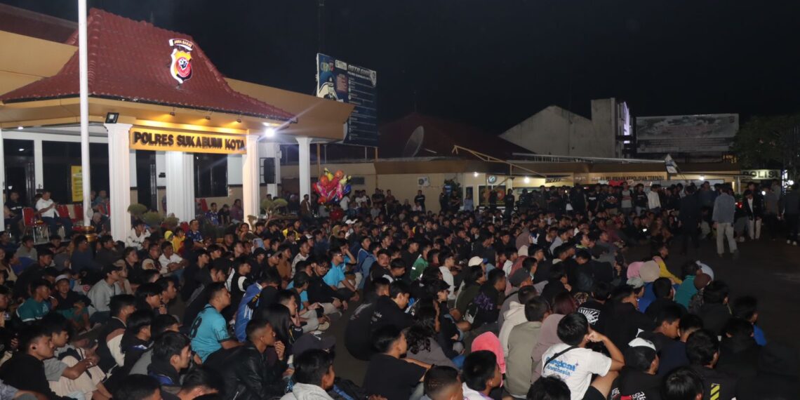 Nobar Laga Final Leg Kedua Championship Series, Ratusan Bobotoh Padati Polres Sukabumi Kota