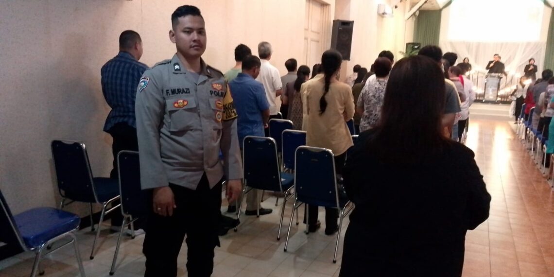 Personil Polsek Sukalarang Laksanakan PAM Ibadah Kebaktian di Gereja Bethel Indonesia (GBI) Penginjil Kota Sukabumi