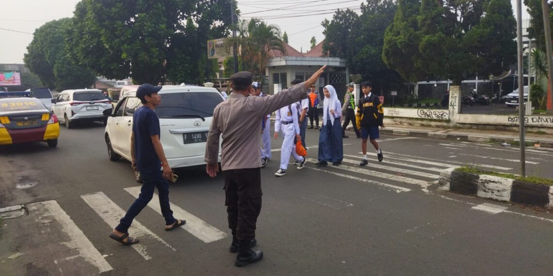 Polsek Cikole Berikan Pelayanan Prima Di Pagi Hari