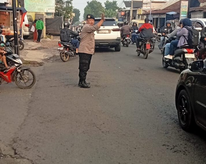 Berikan Pelayanan Prima Anggota Polsek Lembursitu Rutin Gatur Pagi dan Sore