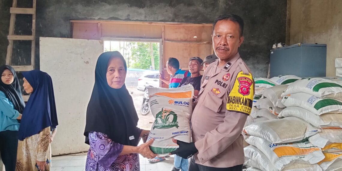 Bhabinkamtibmas Polsek Cisaat Lakukan Monitoring Penyaluran Beras Bulog