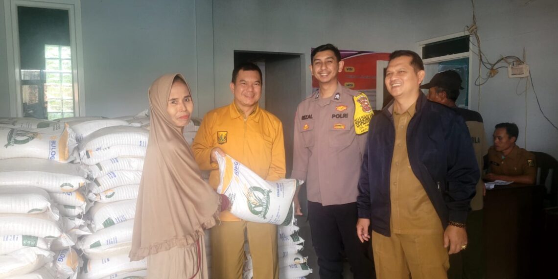 Bhabinkamtibmas Pangkep Monitoring Penyaluran Bantuan Pangan Beras