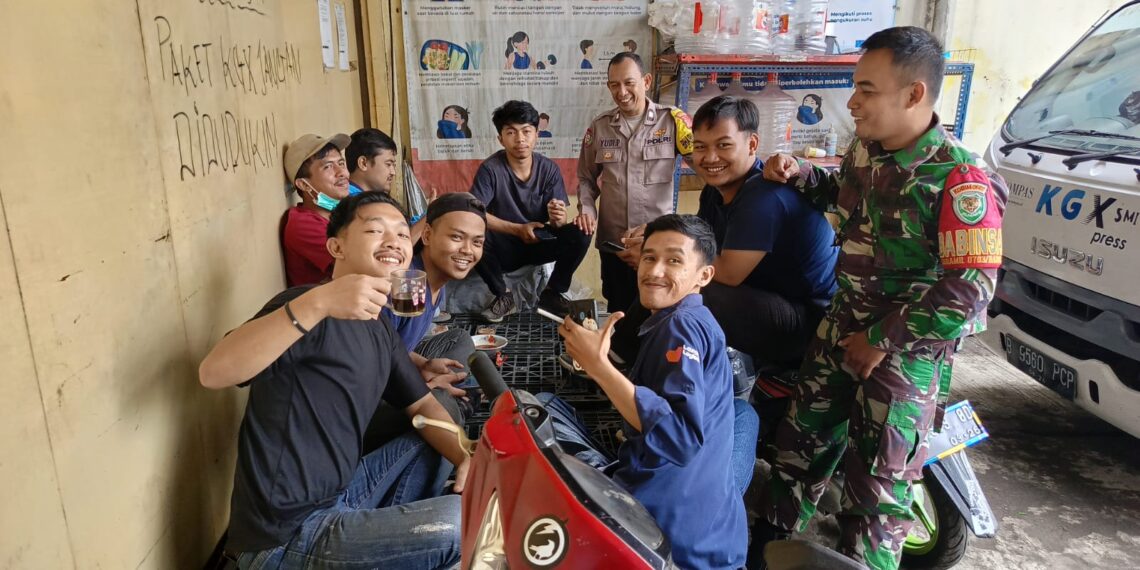 Sinergitas TNI – Polri Sambang Kantor KGX, Bhabinkamtibmas Sudajayahilir Sampaikan Pesan Kamtibmas