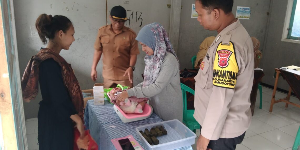Bhabinkamtibmas Monitoring Giat Penimbangan Bayi dan Konsultasi Gizi