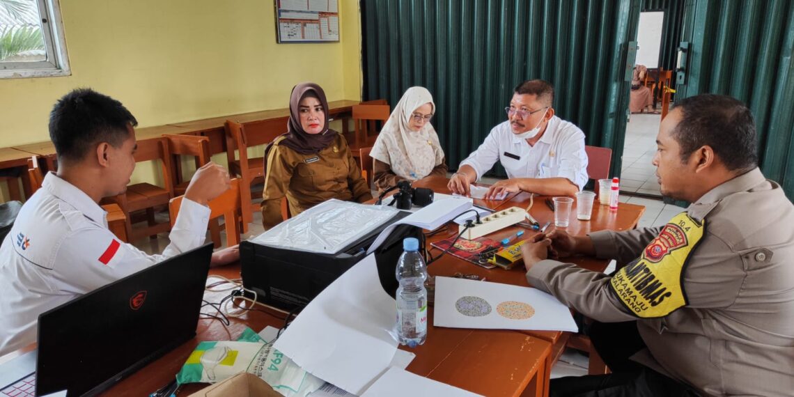 Bhabinkamtibmas Polsek Sukalarang Monitoring PPDB di SMK N 1 Sukalarang