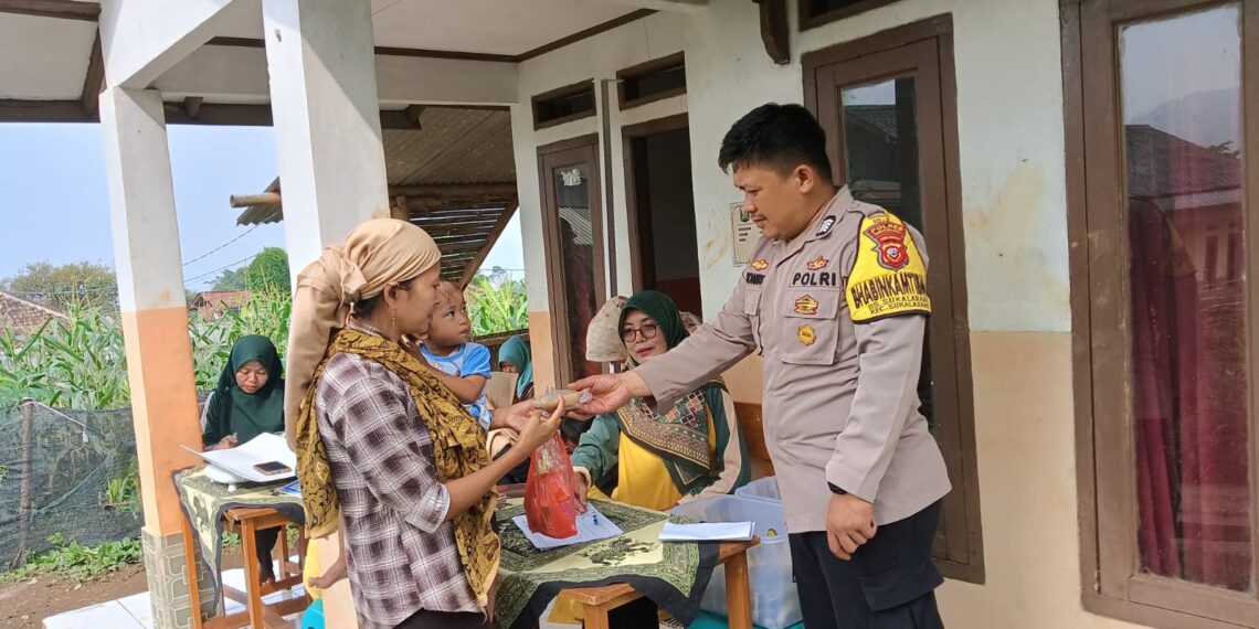 Bhabinkamtibmas Polsek Cireunghas Monitoring Giat Edukasi dan Sosialisasi Kesehatan Serta Sampaikan Pesan Kamtibmas