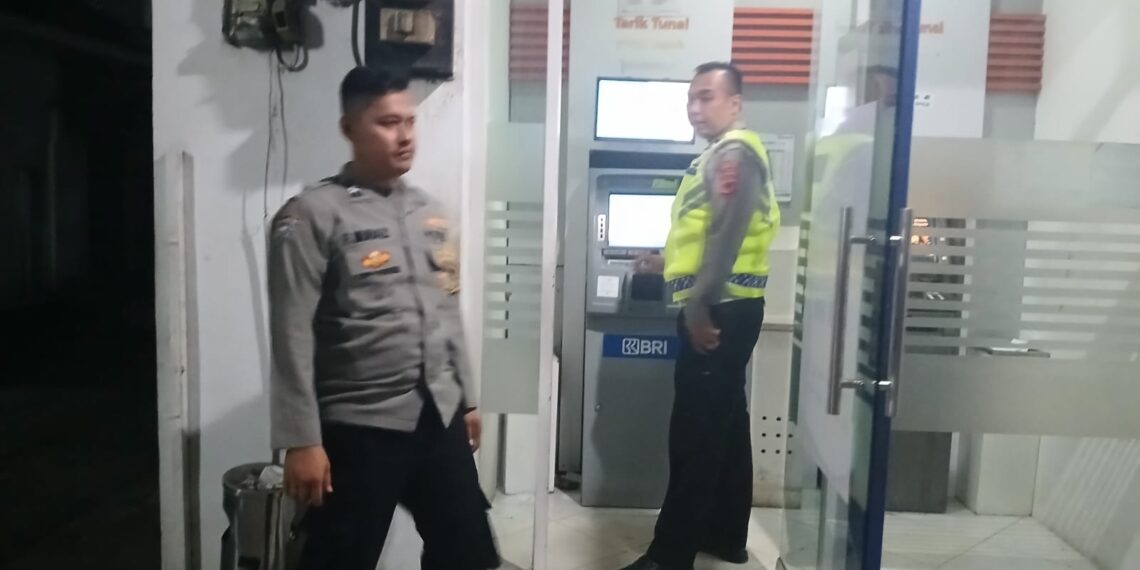 Patroli Malam Hari Personil Polsek Sukalarang Sambangi ATM