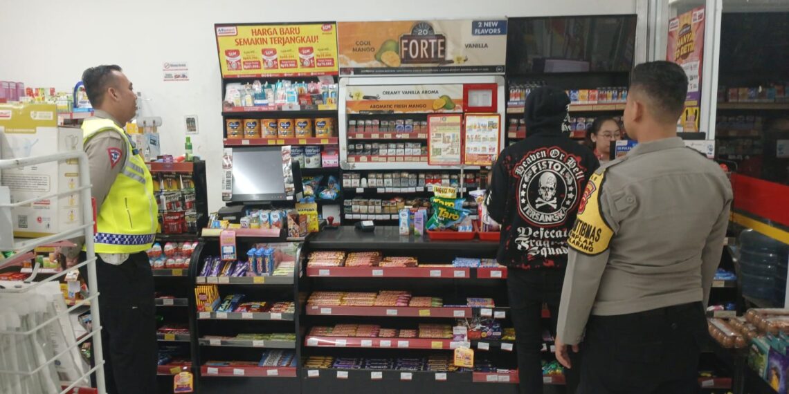 Polsek Sukalarang Patroli Toko Minimarket dan Dialogis dengan Masyarakat