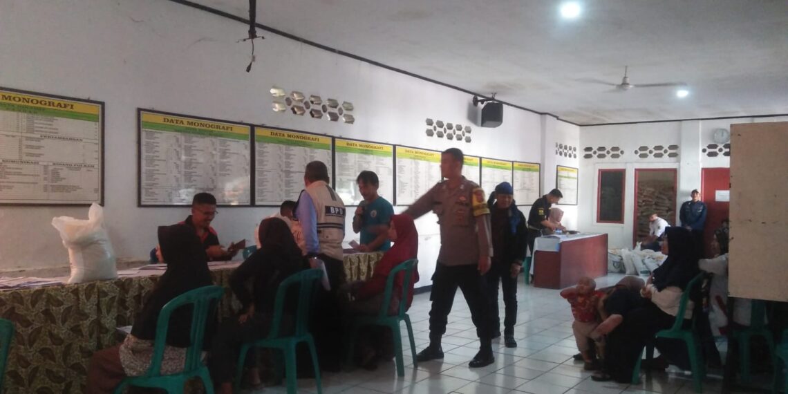 Bhabinkamtibmas Laksanakan Monitoring dan Pengamanan Pembagian BLT DD tahap 1