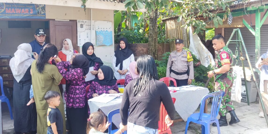 Partisipasi Bhabinkamtibmas Jayamekar sambangi Posyandu Mawar 3 dalam mencegah Stunting
